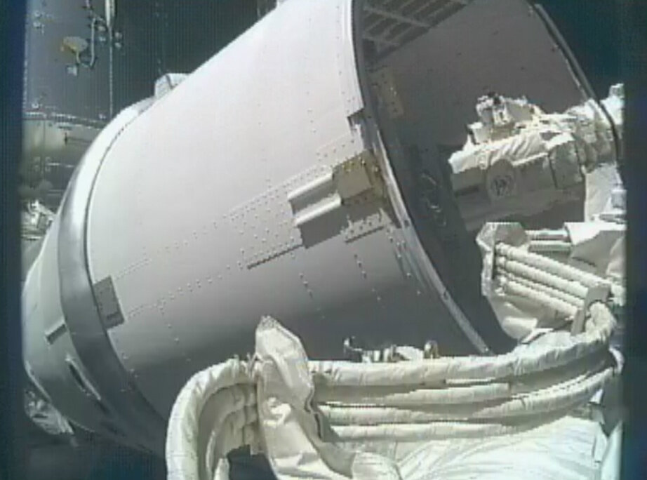 Grapple Bars being Removed from Dragon