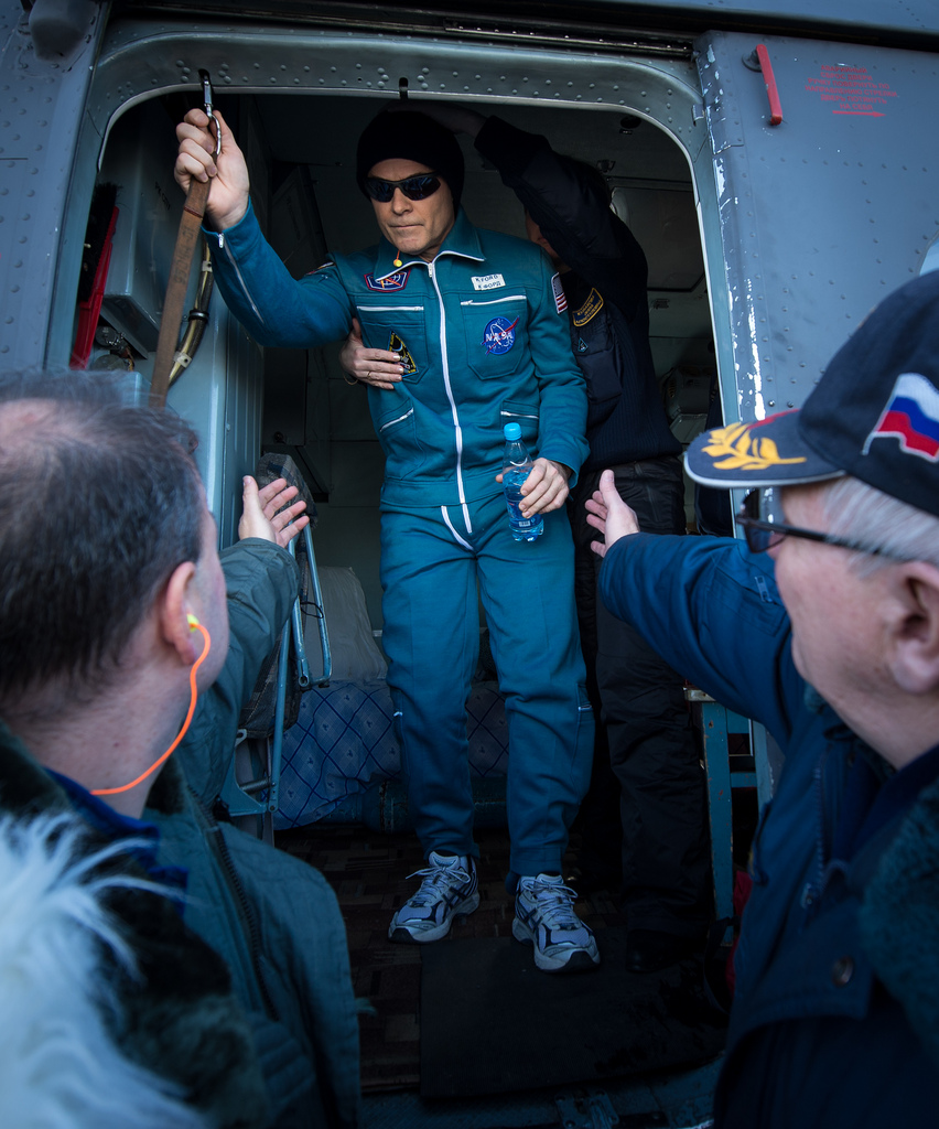 Expedition 34 Crew Lands