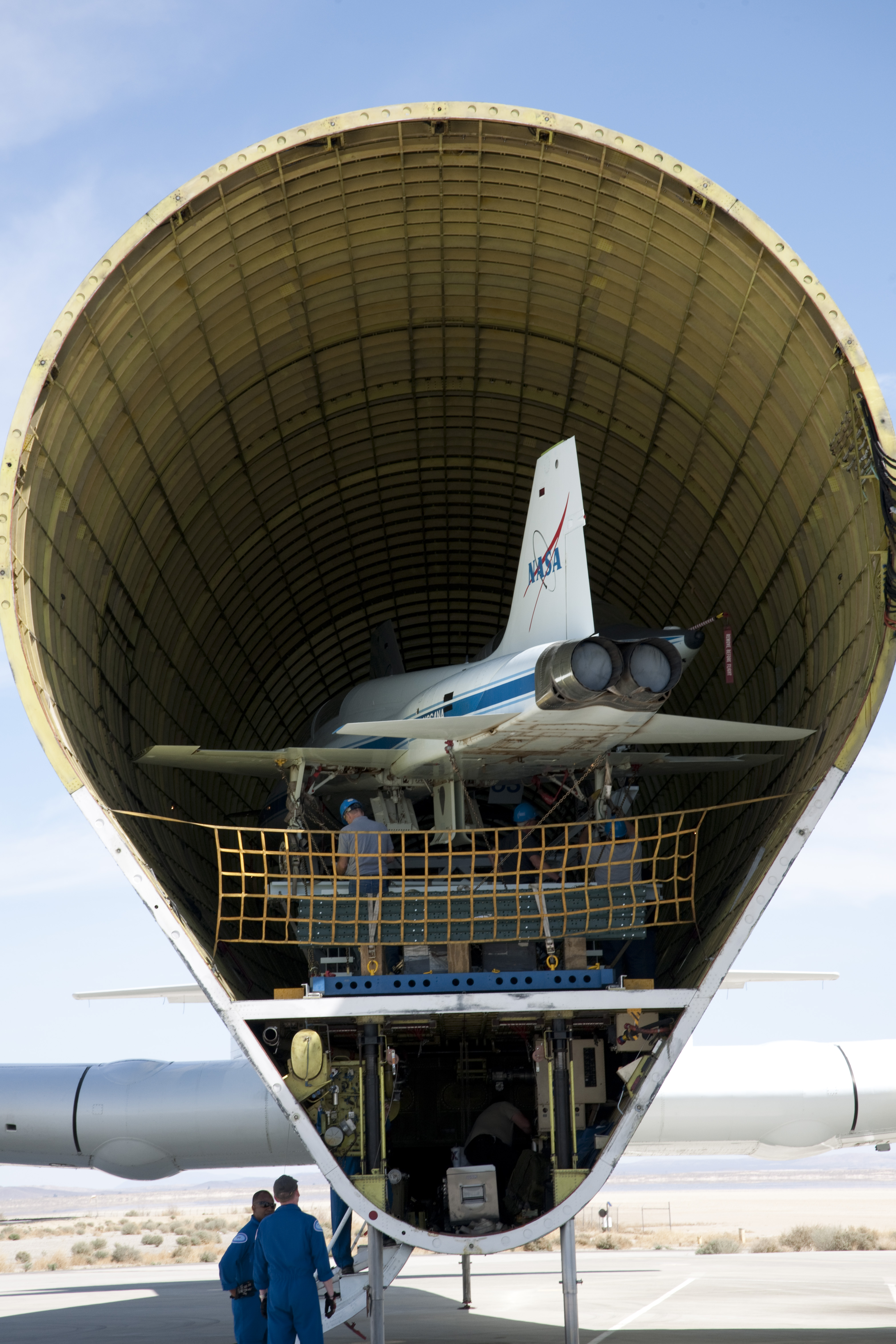 NASA 'Super Guppy' Swallows Supersonic Jets (Photos)