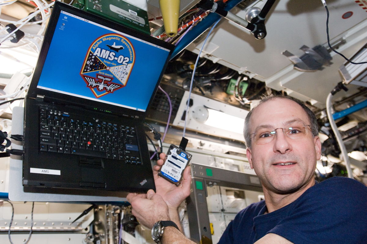 Don Pettit Swaps AMS Laptop Hard Drive