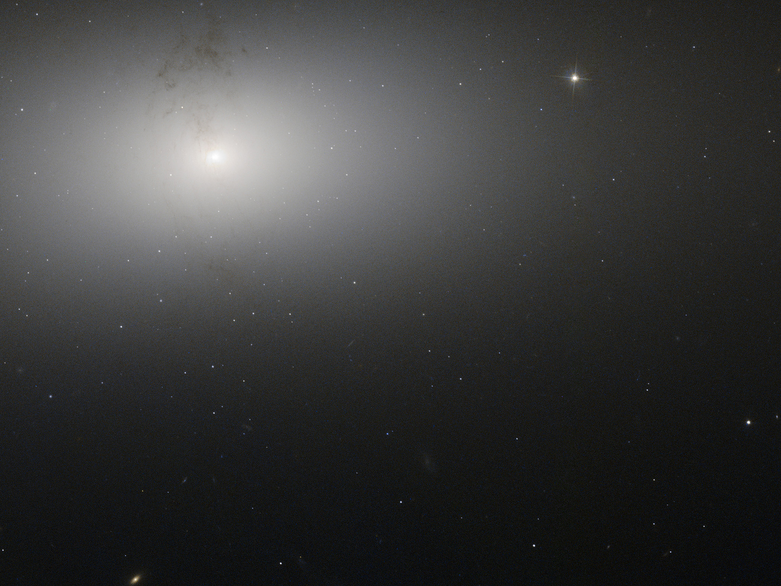 Seyfert Galaxy NGC 2768 space wallpaper