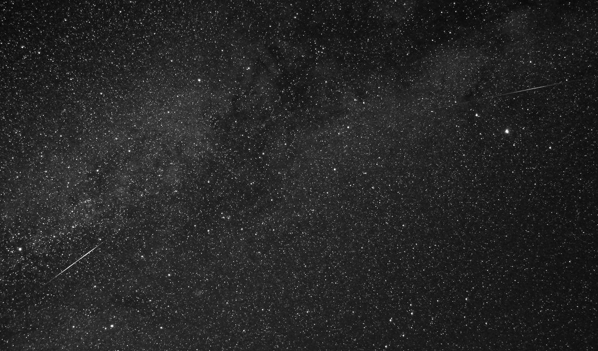 Two Meteors in Cygnus