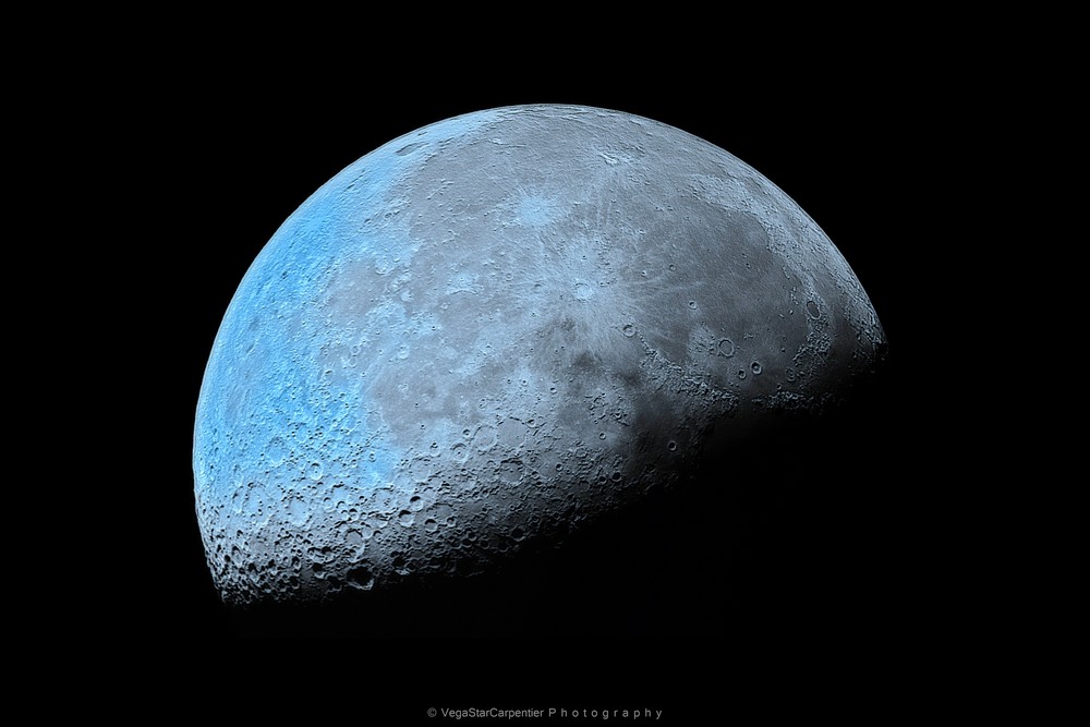 Stargazer Sees Amazing Half Moon Bathed in Blue (Photo)