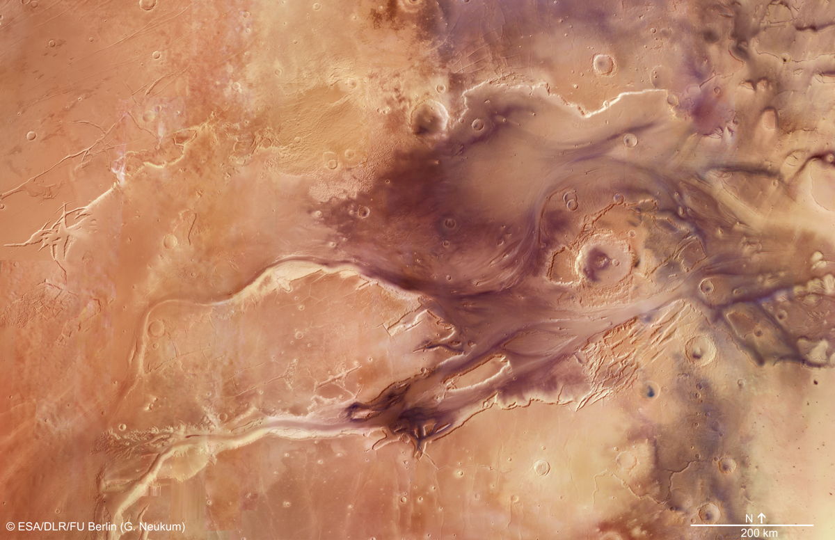 Europe's Mars Probe Celebrates 10 Years of Amazing Martian Views (Video)