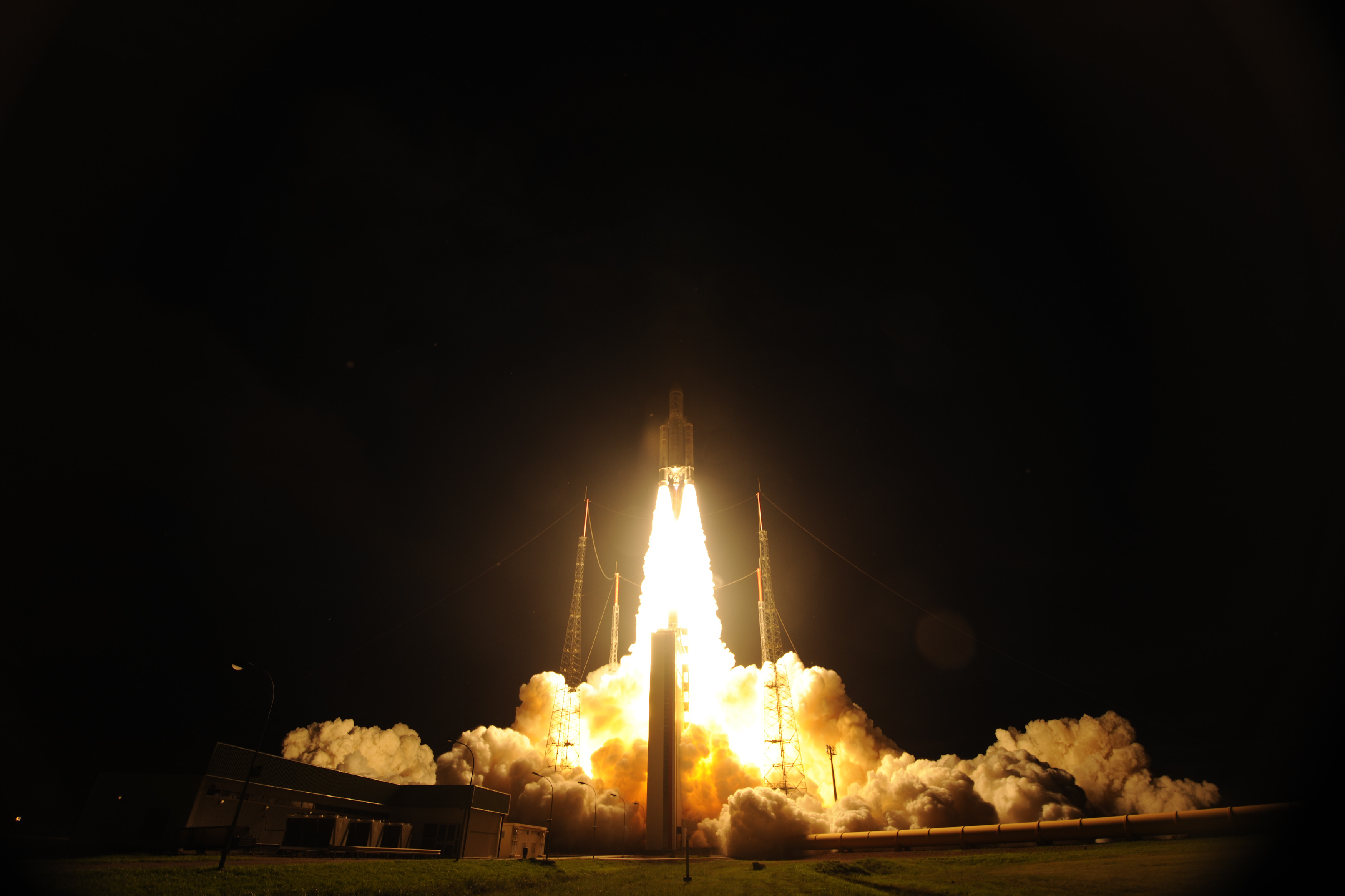 Take Off of Ariane 5 VA213 with ATV-4