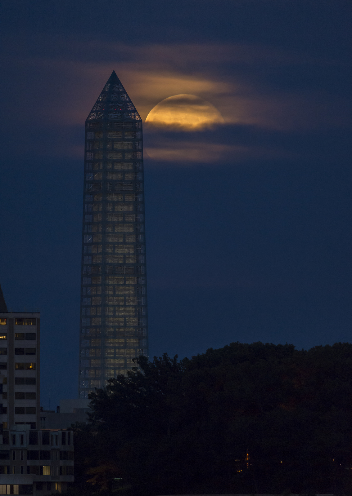 Supermoon Climbs Up Washington Monument