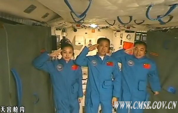 Shenzhou10 Crew Salutes Chinese President