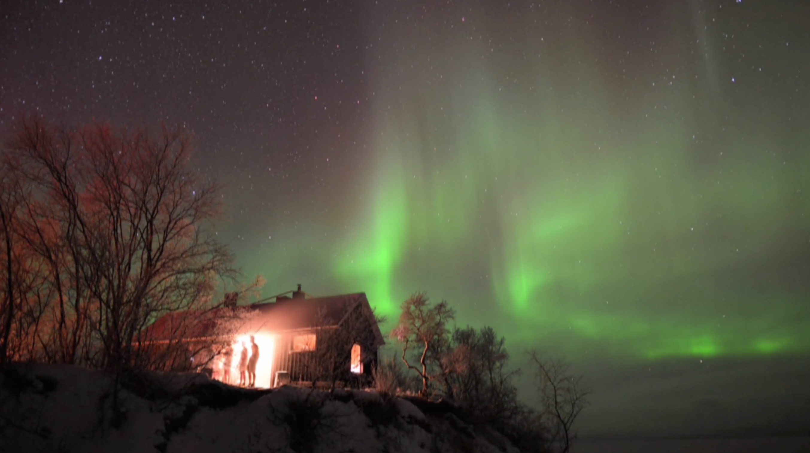 Glowing Northern Lights Dance in Real-Time in Spectacular Aurora Video