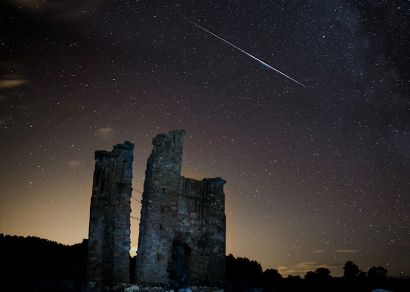 Brilliant Meteor Streaks Over English Castle (Photo)