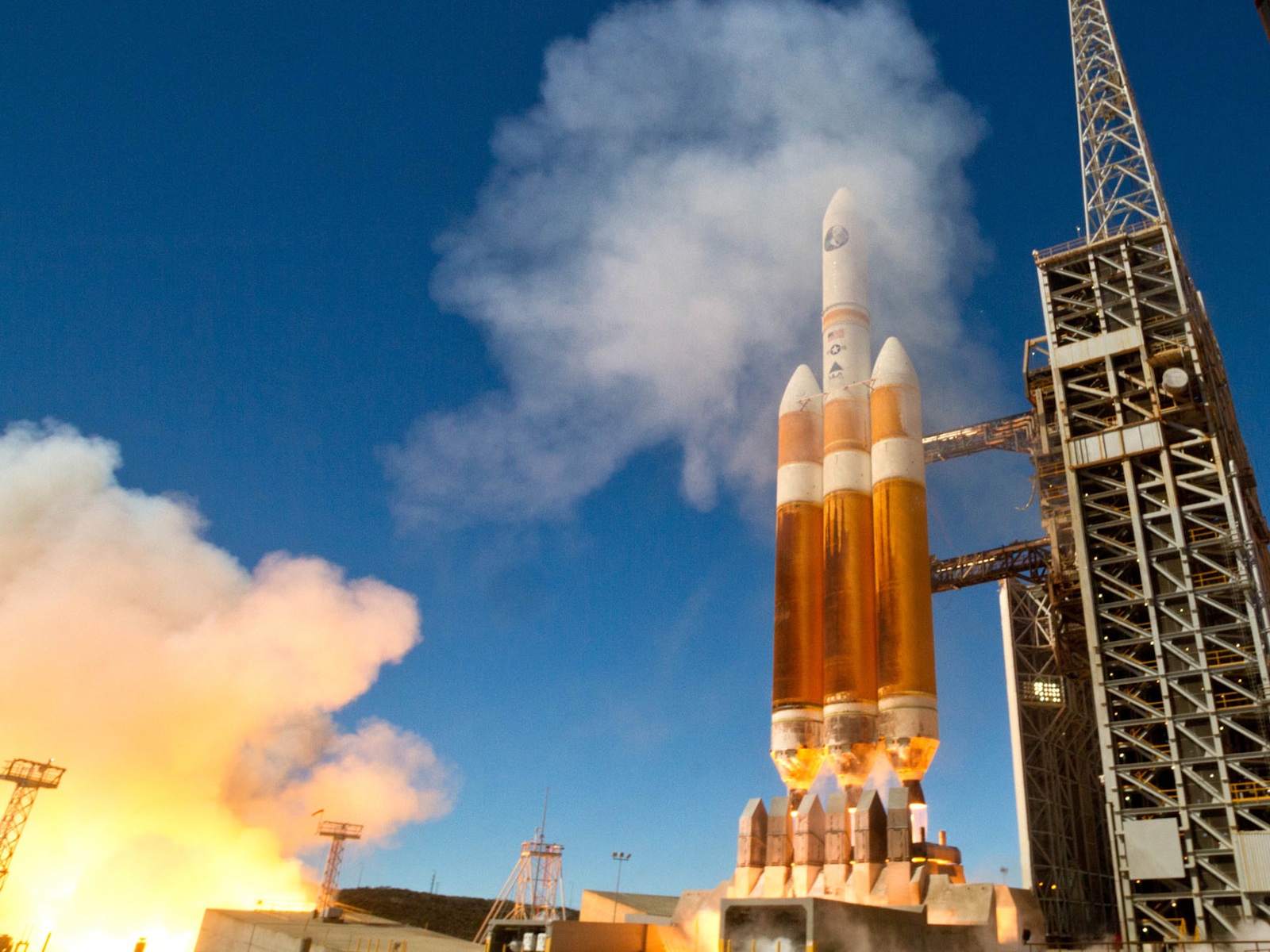 Delta 4-Heavy Rocket Launches space wallpaper