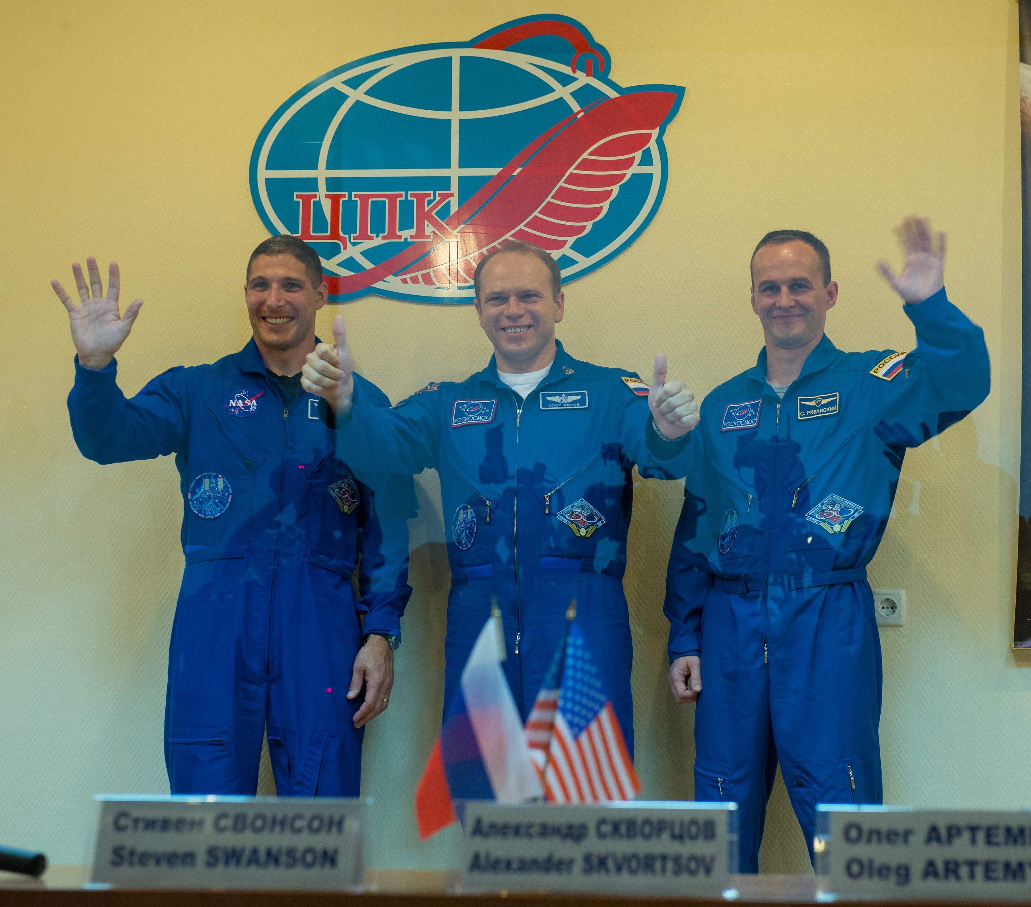 Expedition 37: Crew Waves and Gives Thumbs Up