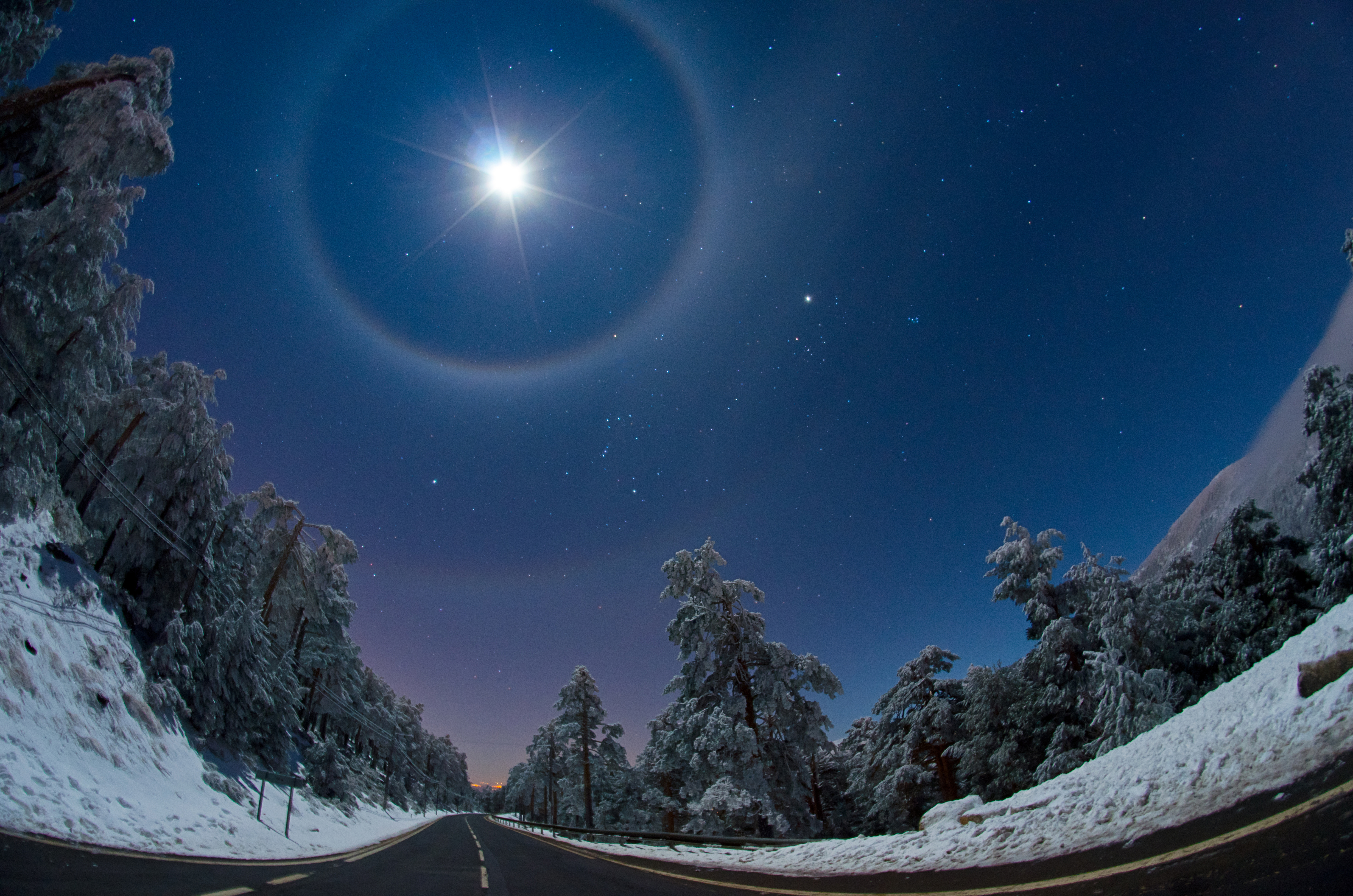 Earth and Space: A Quadruple Lunar Halo