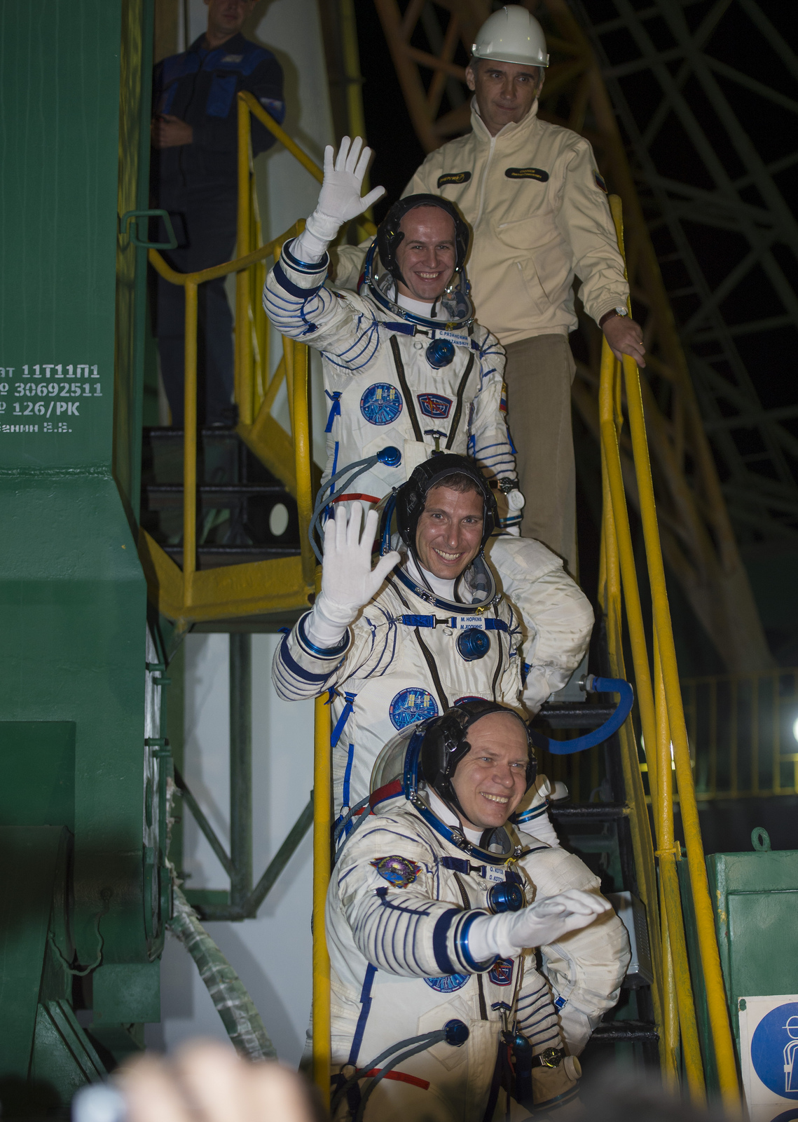 Soyuz TMA-10M Crew Waves Farewell