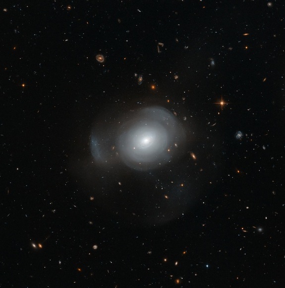 PGC 6240 is an elliptical galaxy about 350 million light years away in the southern constellation of Hydrus. It is surrounded by globular clusters that unexpectedly contain both young and old stars — thought to be a result of a galactic merger in the recent past.