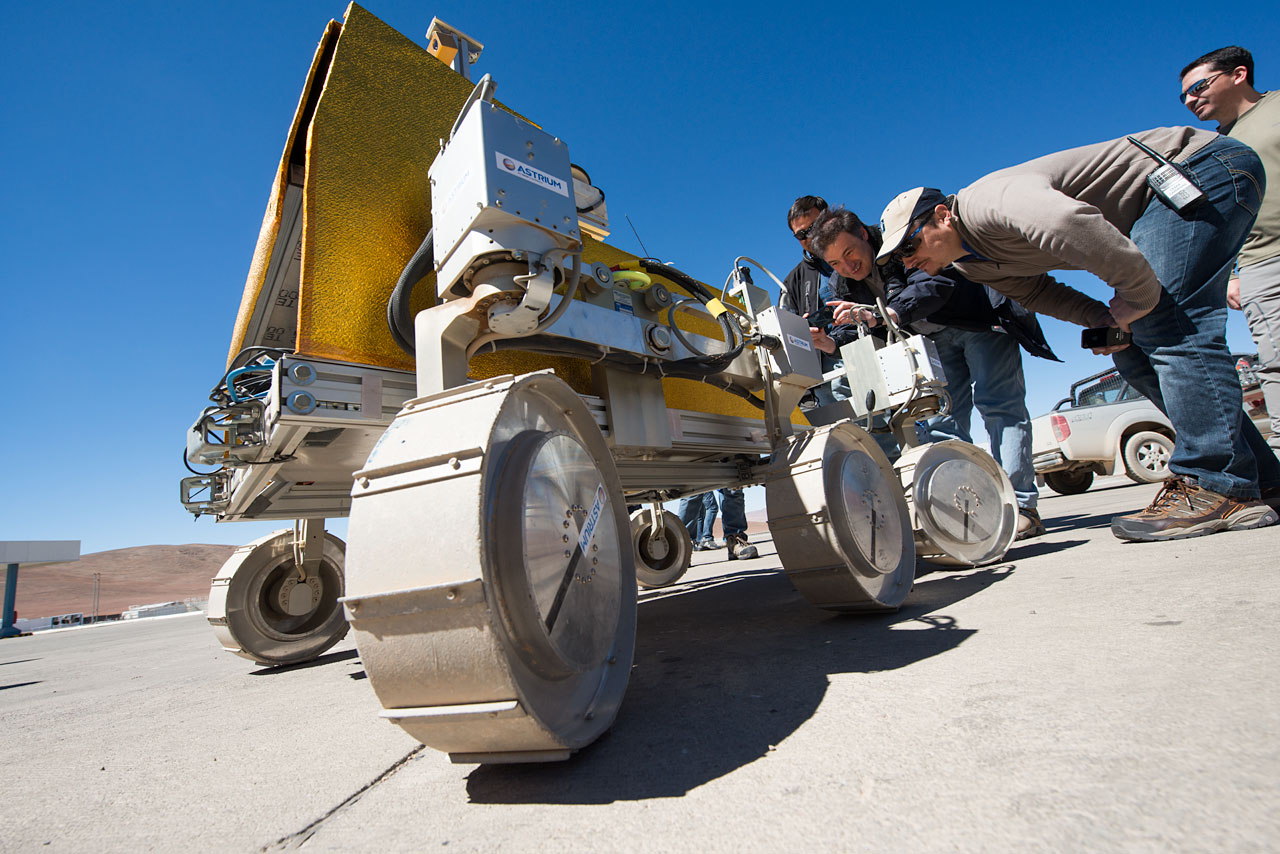 ESO Engineers Inspect Bridget Rover