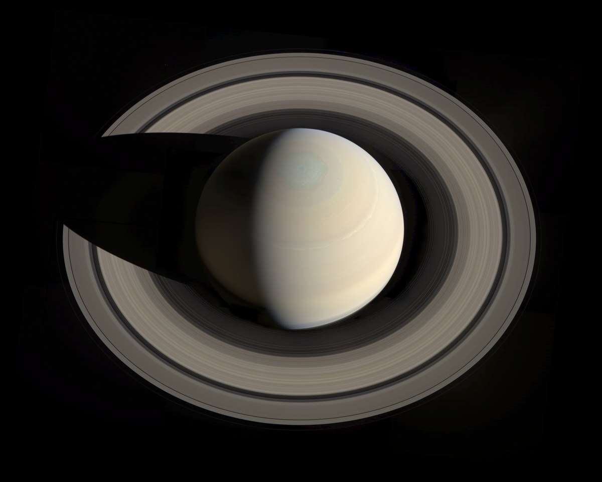 Spectacular Photo of Saturn's Rings Created by Amateur Astronomer