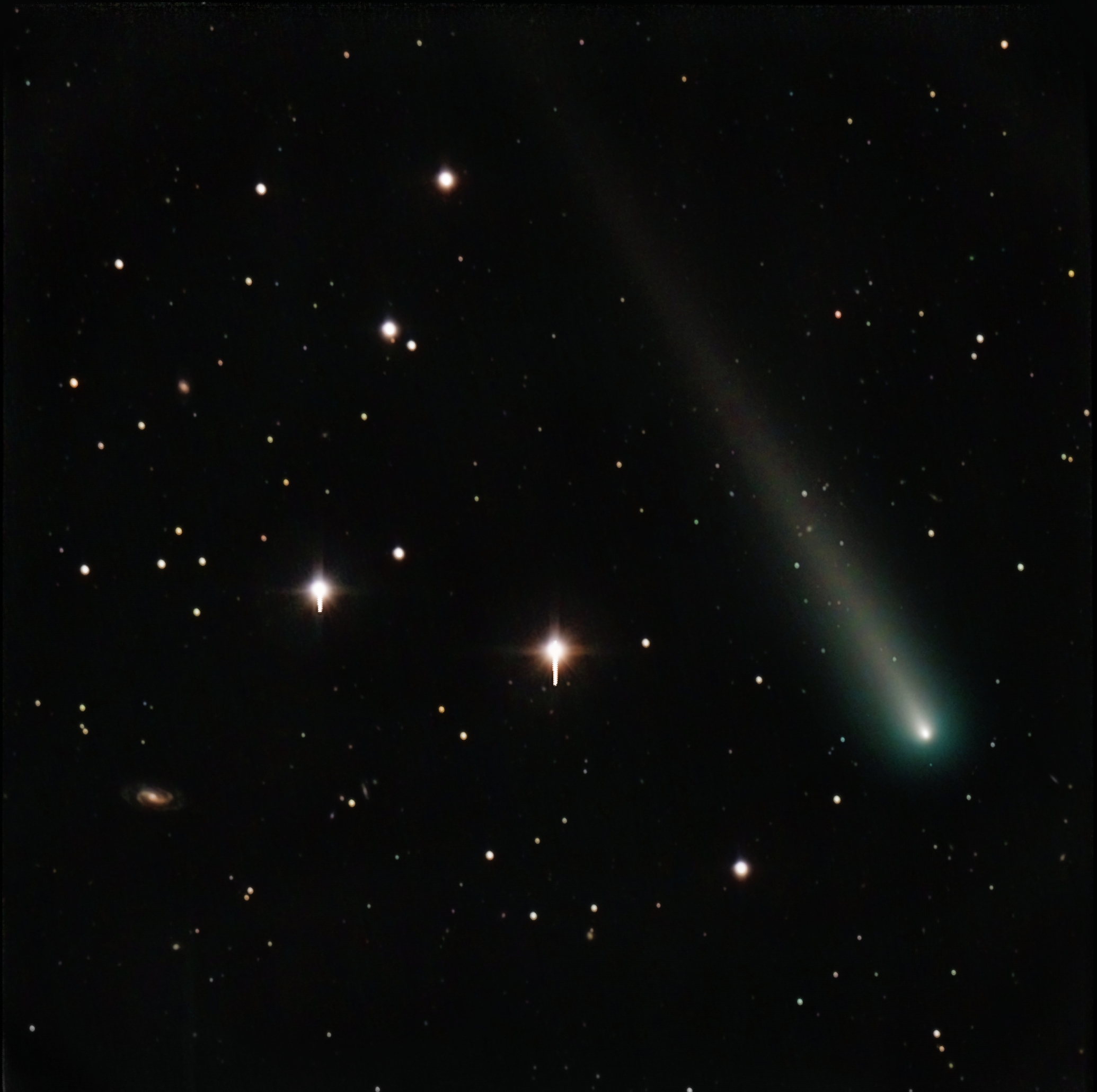 Comet ISON Soars Past Distant Galaxies in Amazing Photo