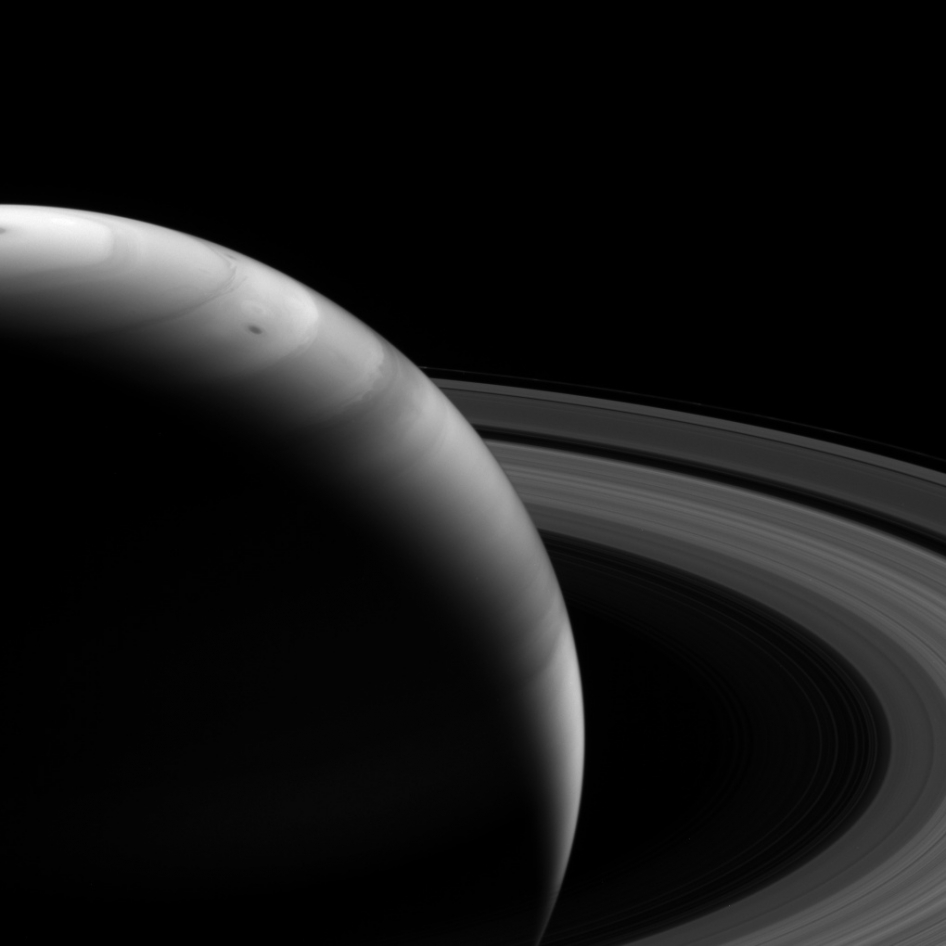 Saturn's Rings and Clouds Dominate Amazing New Photo