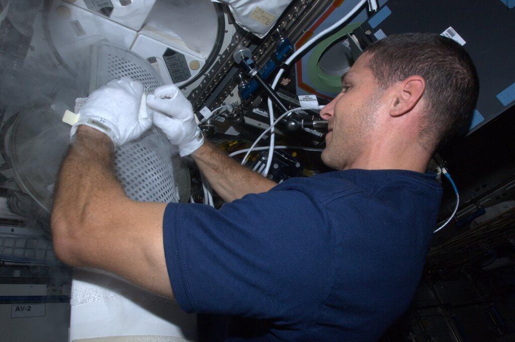 Mike Hopkins on ISS: Freezing Samples for Research