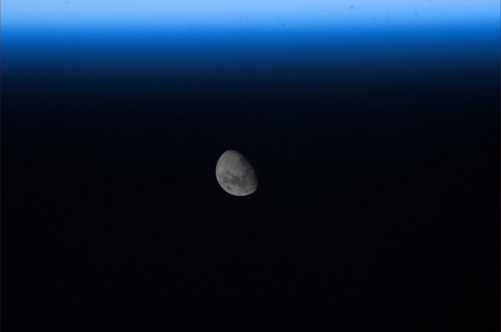 Mike Hopkins Captures 'Awesome' Photo of Moonrise on ISS