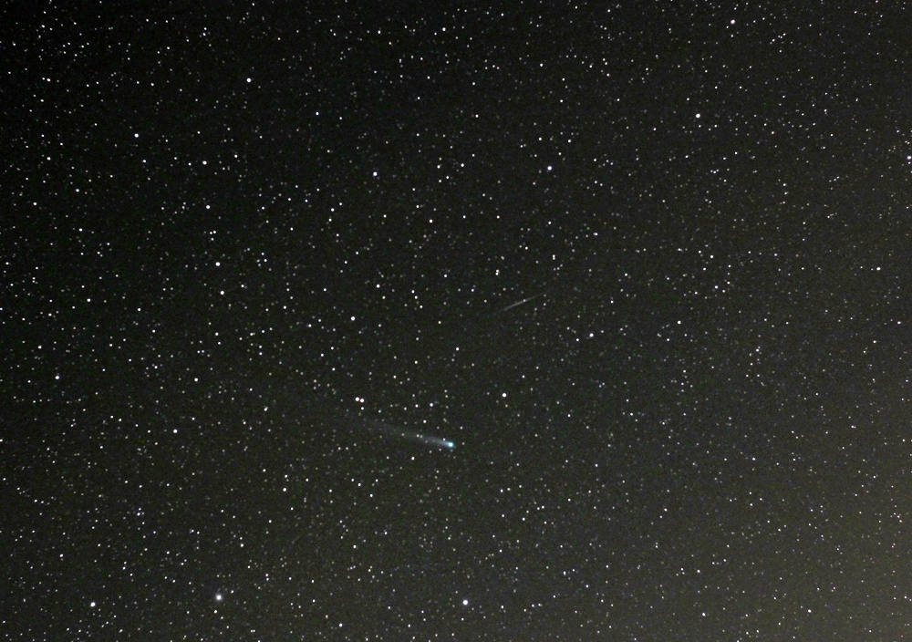 Stargazer Snaps Stunning Image of Comet Lovejoy and Meteor