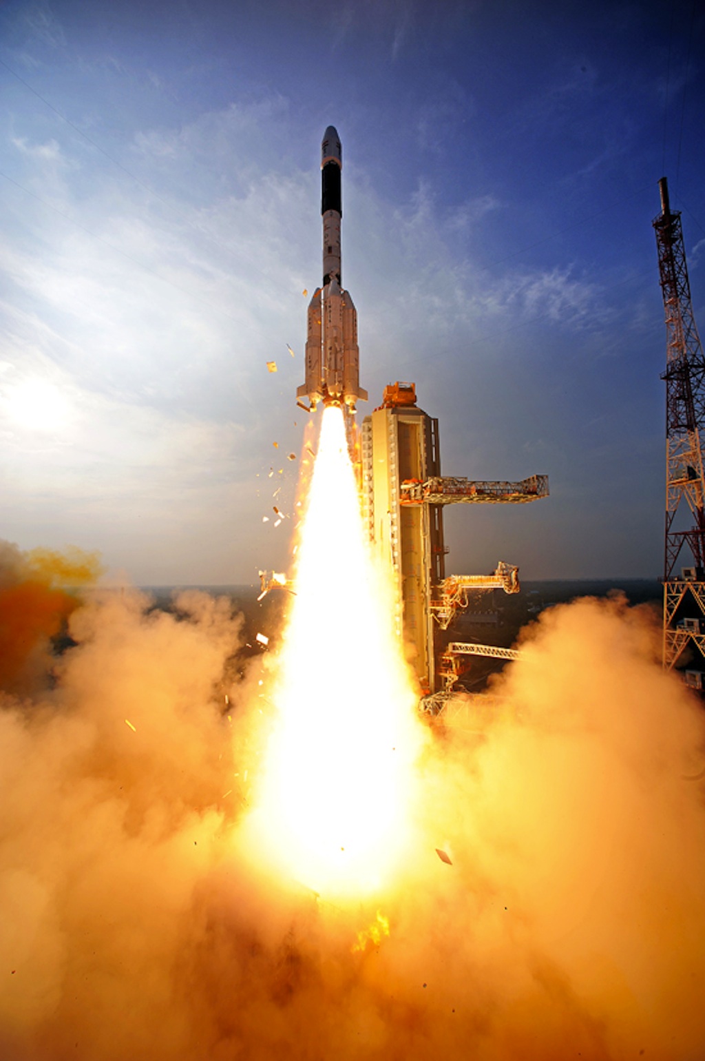 Launch Photos: India's Big Rocket Lifts Off with GSAT-14 Satellite