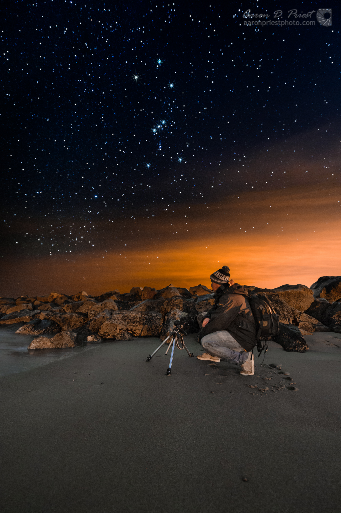 Orion's Stars Shine Over Stargazers on Wintry Shore in Amazing Photos