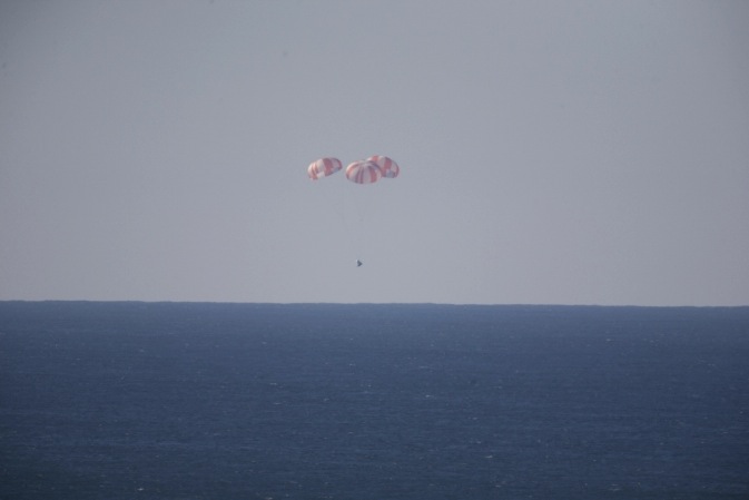 SpaceX Tests Parachutes for Manned Dragon Space Capsule (Video)