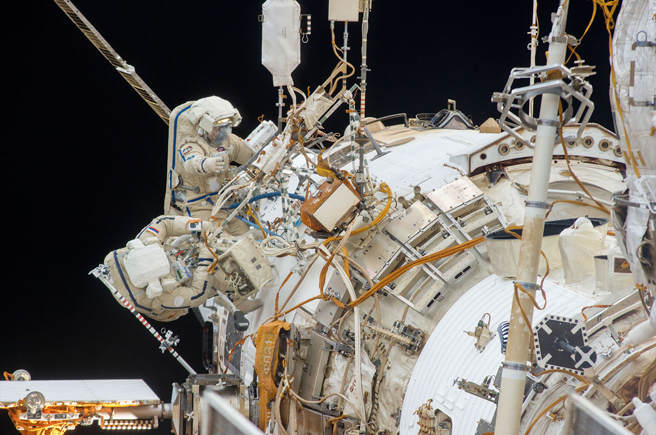Spacewalk Photos: Russian Cosmonauts Install HD Cameras on Space Station
