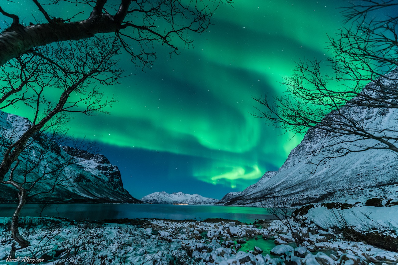 Green and Ghostly Northern Lights Haunt Norway Mountains (Photo)