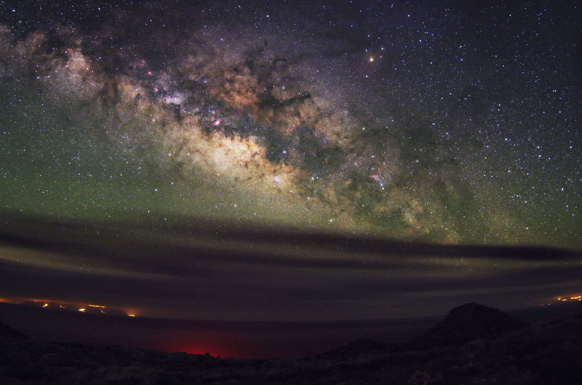 Majestic Milky Way Galaxy Rises Over Remote Island (Photo)