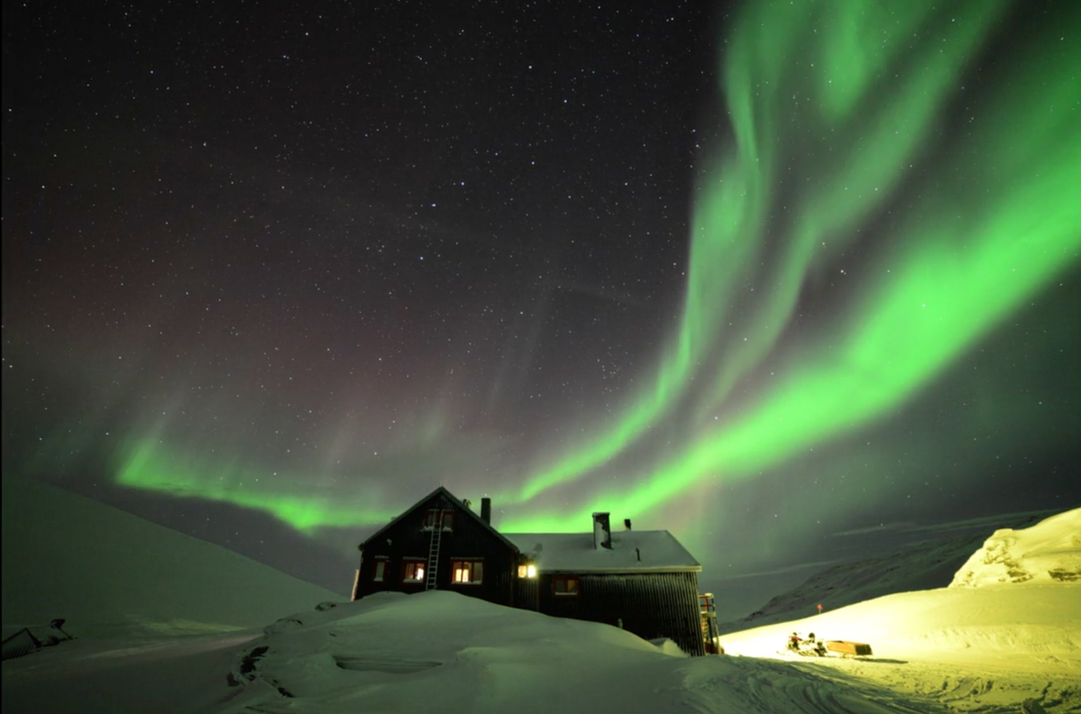 Photographer Sees Stunning Auroras Over Swedish Mountains (Photos, Video)
