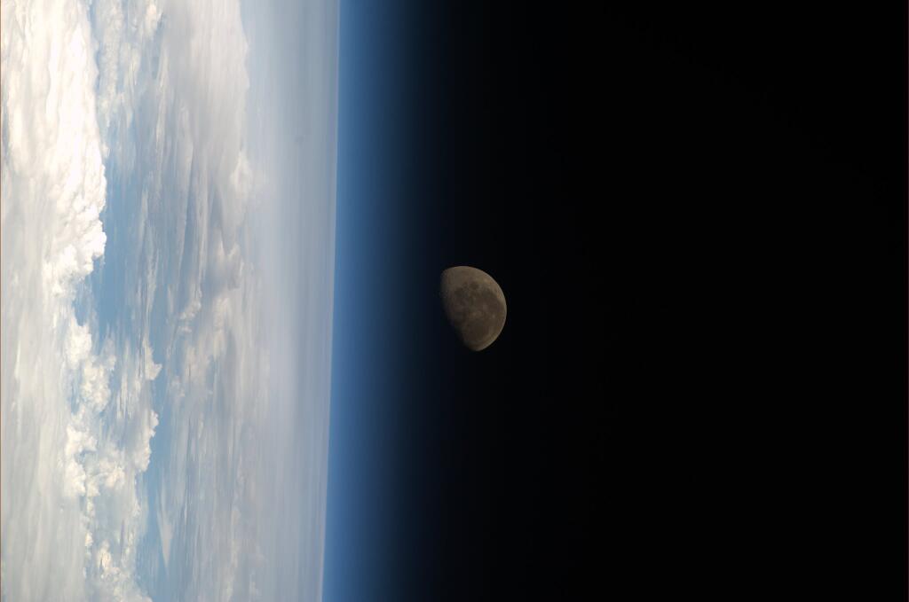 Astronaut Watches Stunning Moonset from Orbit