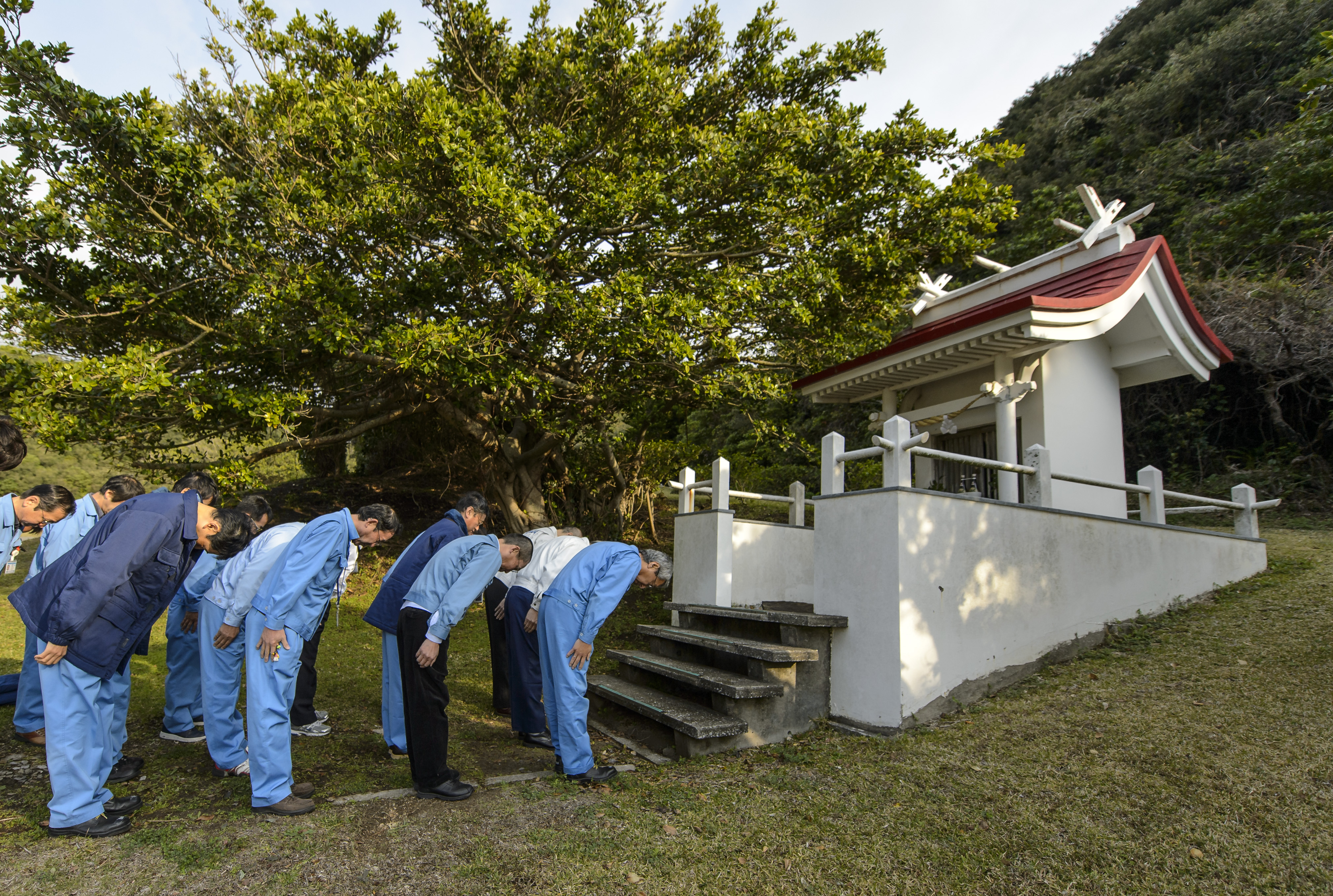 JAXA Team Bows in Prayer for Safe Launch