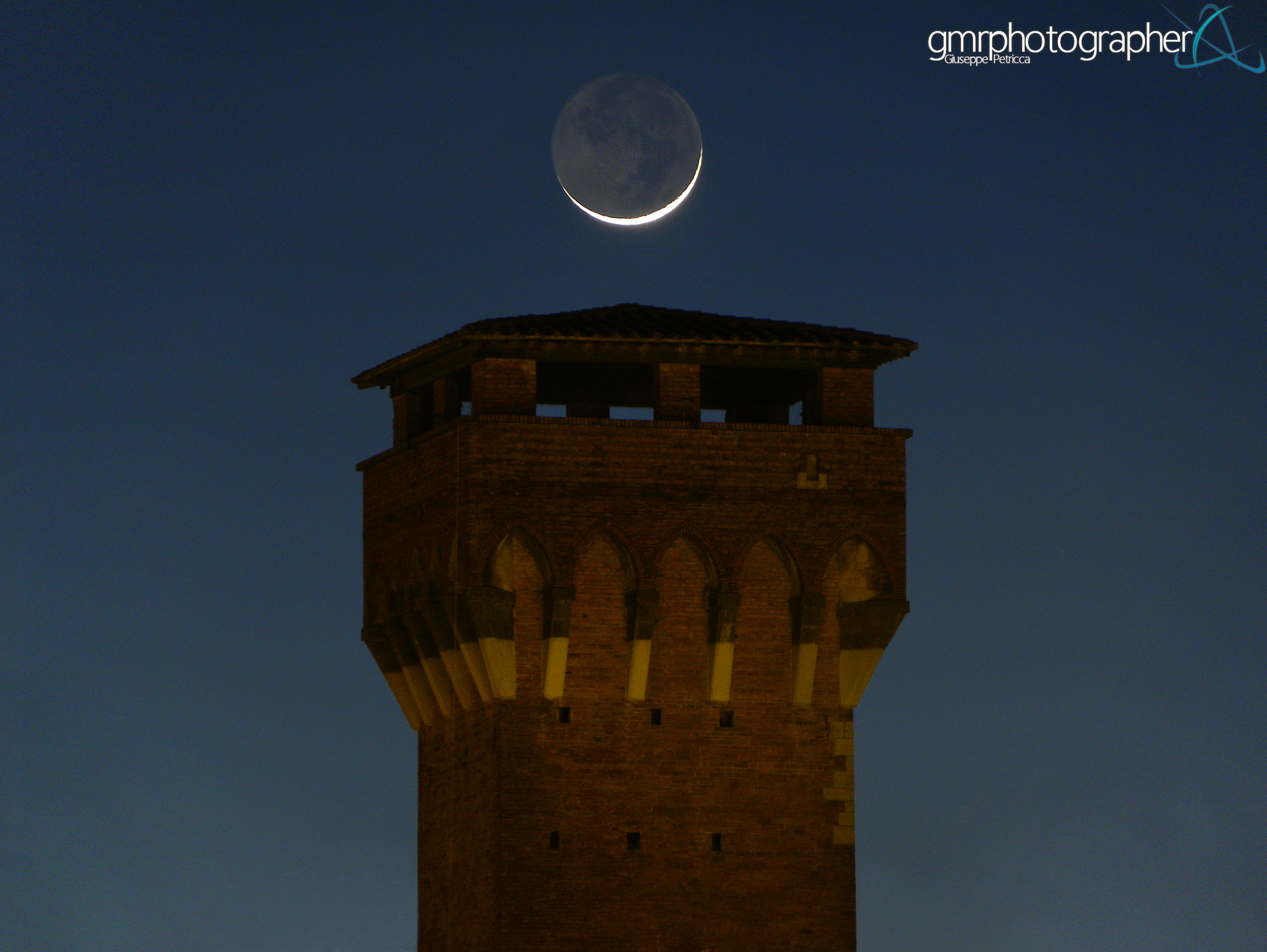 Moon Glows with Earthshine Over Italian Citadel (Photos)