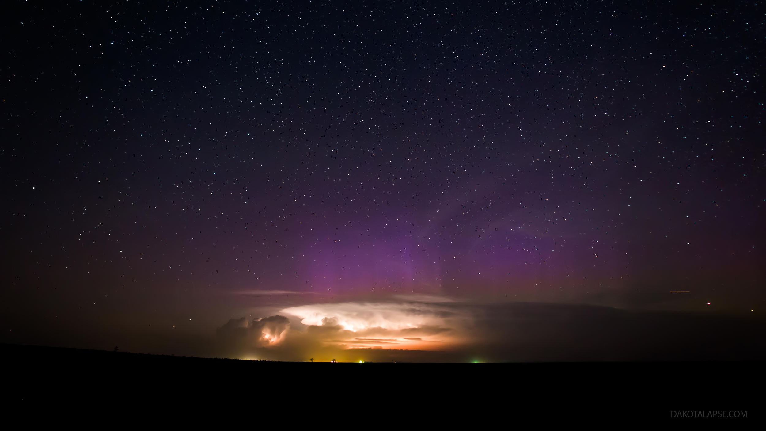 Whoa! Milky Way, Auroras & Thunderstorms Stun In New Time-Lapse Video