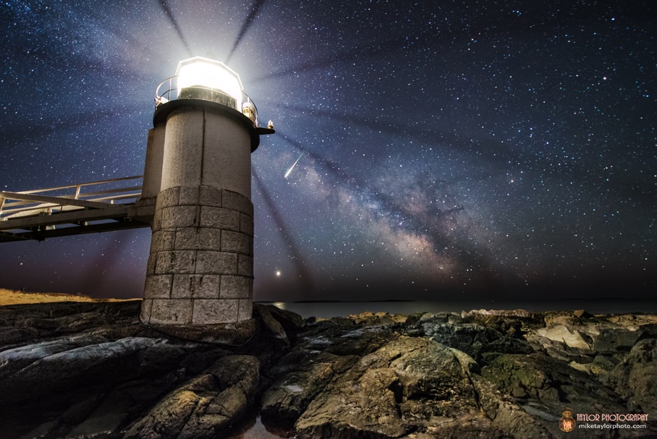 Wow! Dazzling Meteor Streaks Over Maine Lighthouse in Spectacular Photo