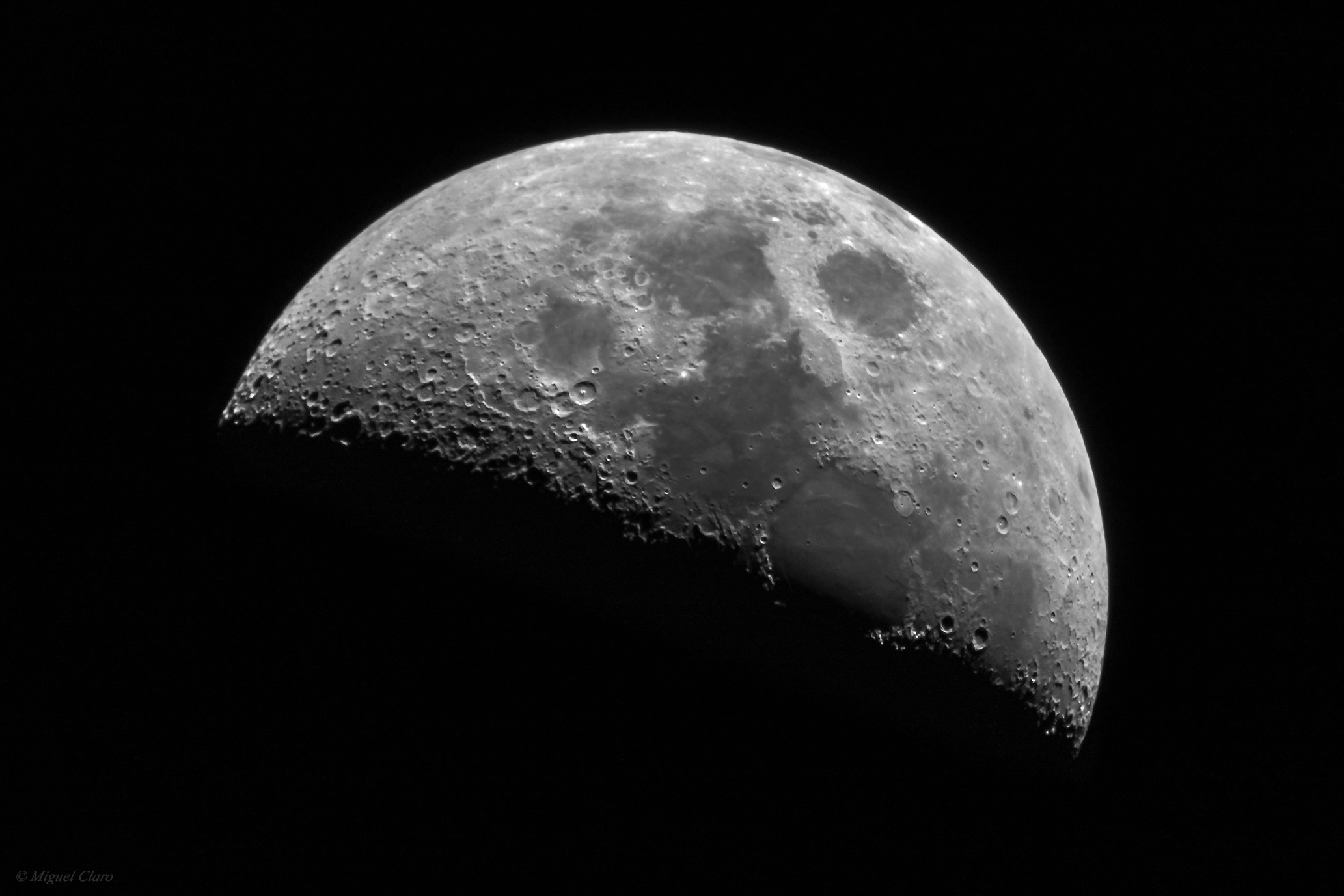 The Magnificent Moon: Amateur Astronomer Captures Stunning Photo of Lunar Surface