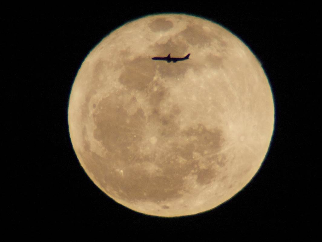 Airplane Soars Across the Full 'Worm' Moon in Awesome Stargazer Photo