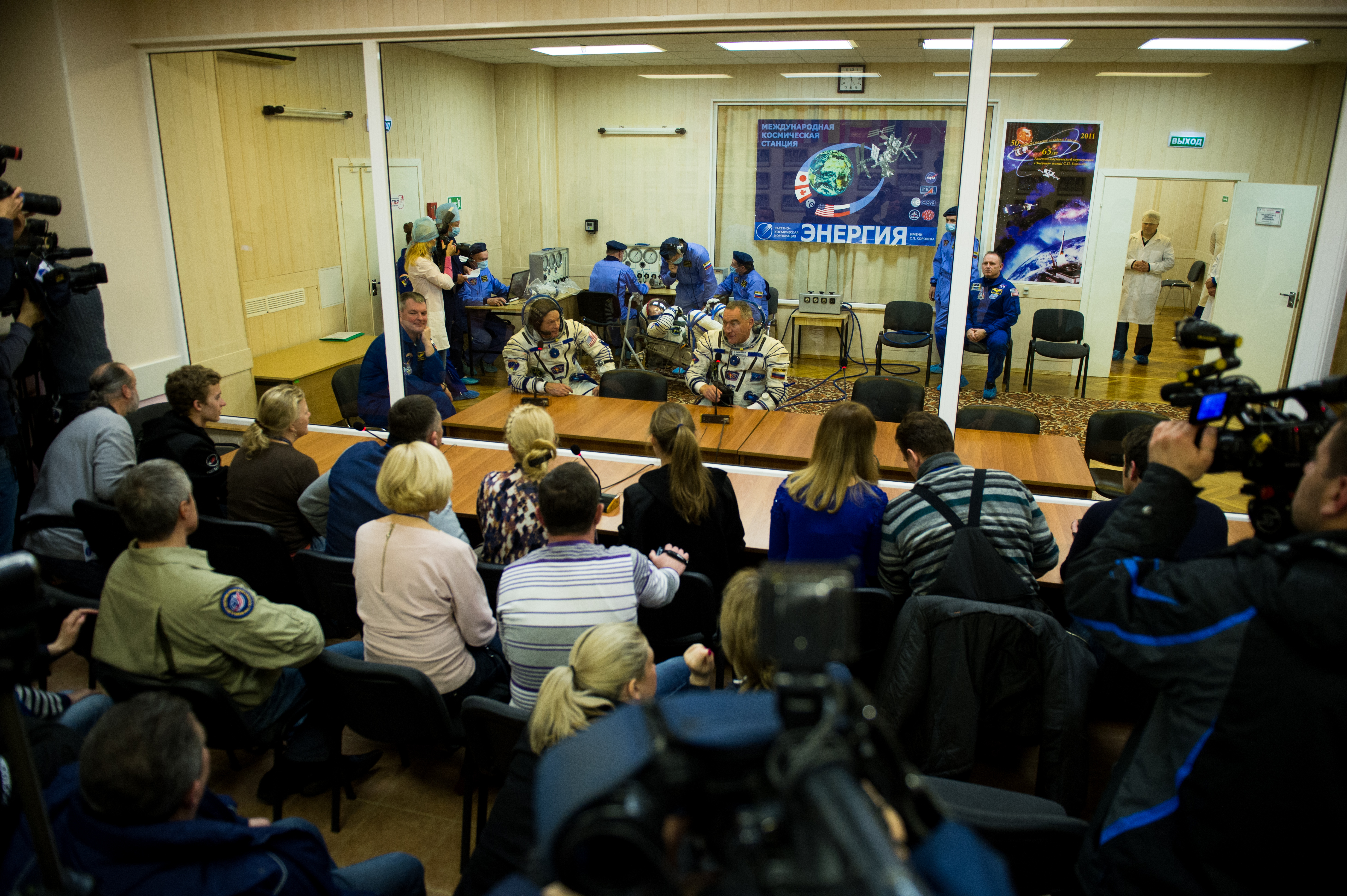 Expedition 39 Preflight: Crew Speaks with Family Members