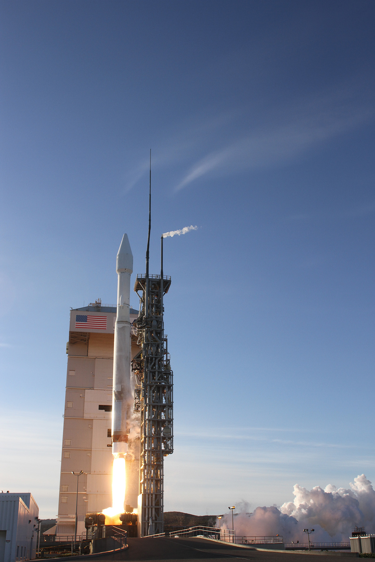 Atlas 5 Rocket Launches DMSP-19 Weather Satellite