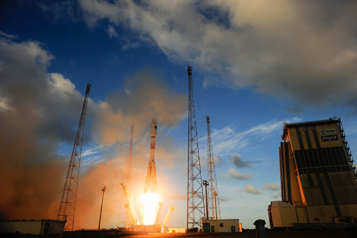 Rocket Launch Photos: Europe's 1st Earth-Watching Sentinel Satellite Blasts Off