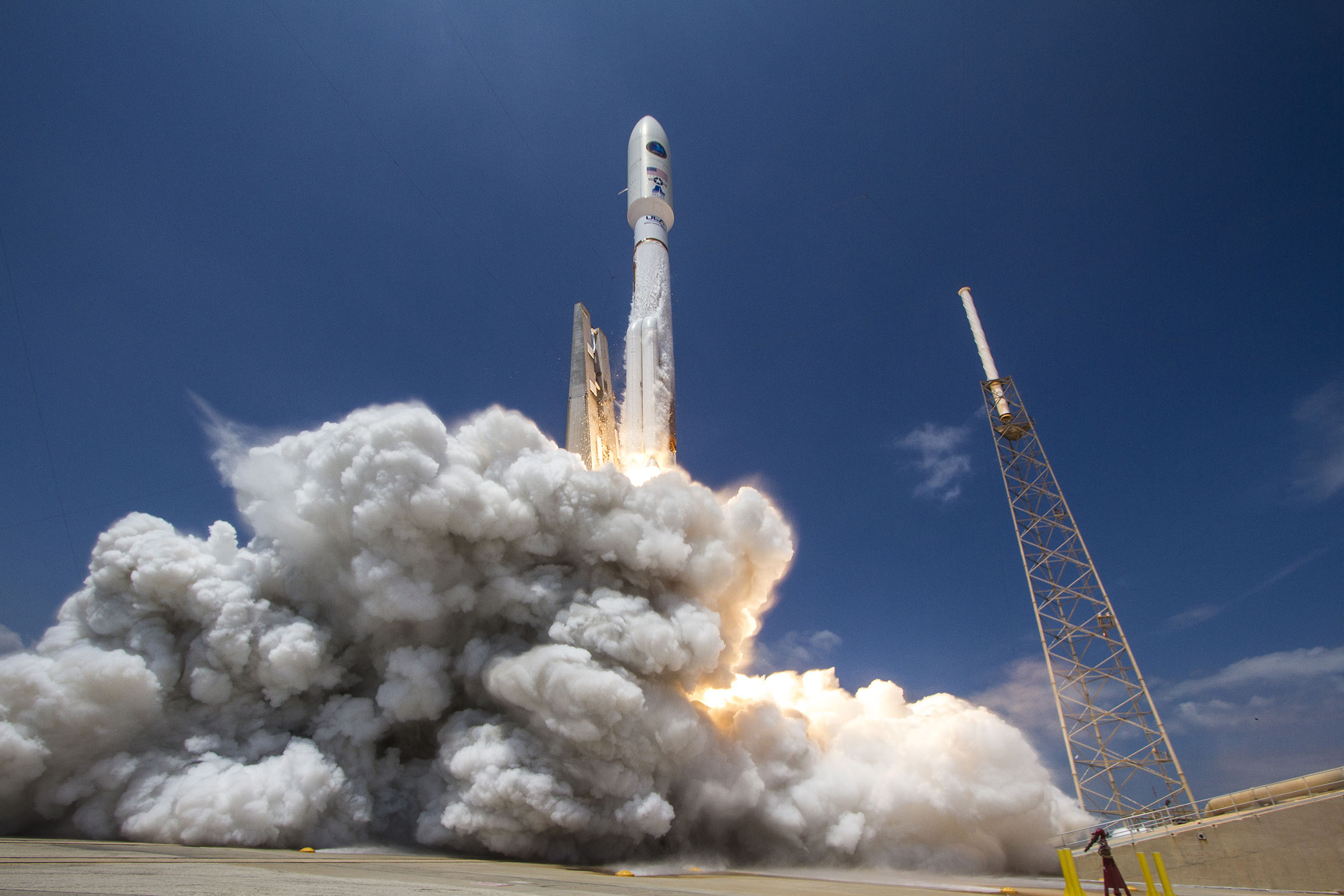 Launch Photos: Classified NROL-67 Spy Satellite Soars Into Orbit