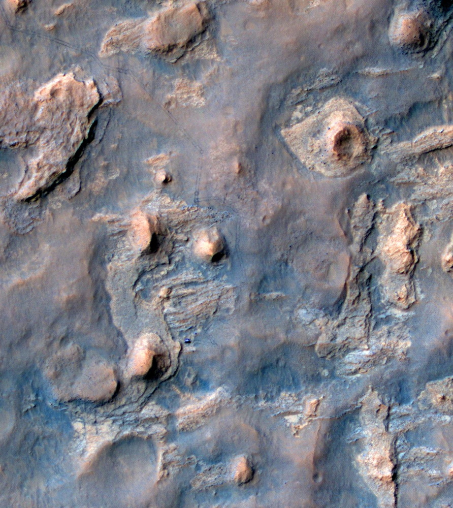 NASA Spacecraft Spies Mars Rover Curiosity at 'Mount Remarkable' from Space