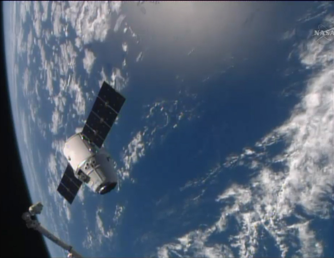 SpaceX Dragon and the Earth: Easter Rendezvous