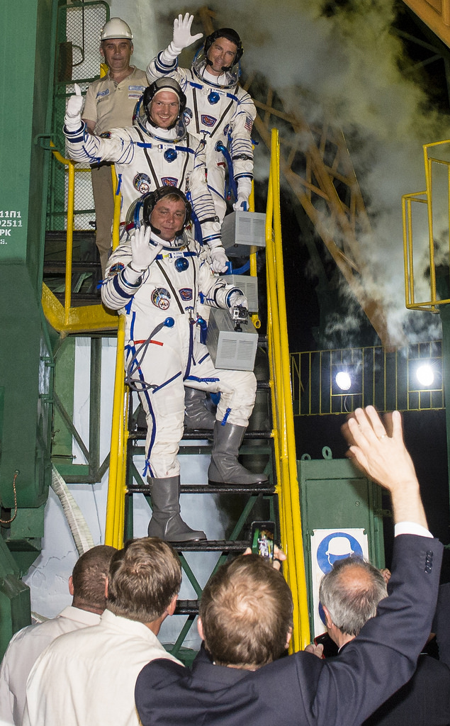Expedition 40/41 Flight Engineers Wave Goodbye