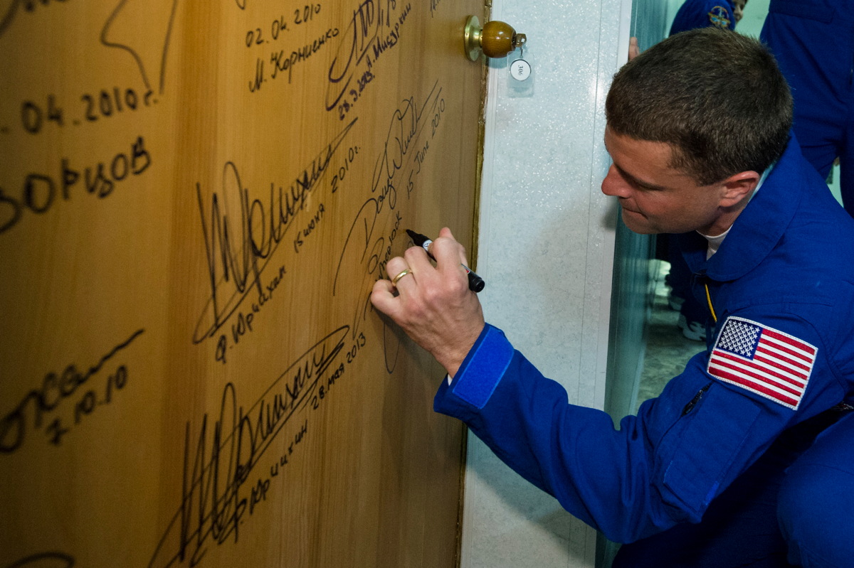 Expedition 40 Preflight Door Signing