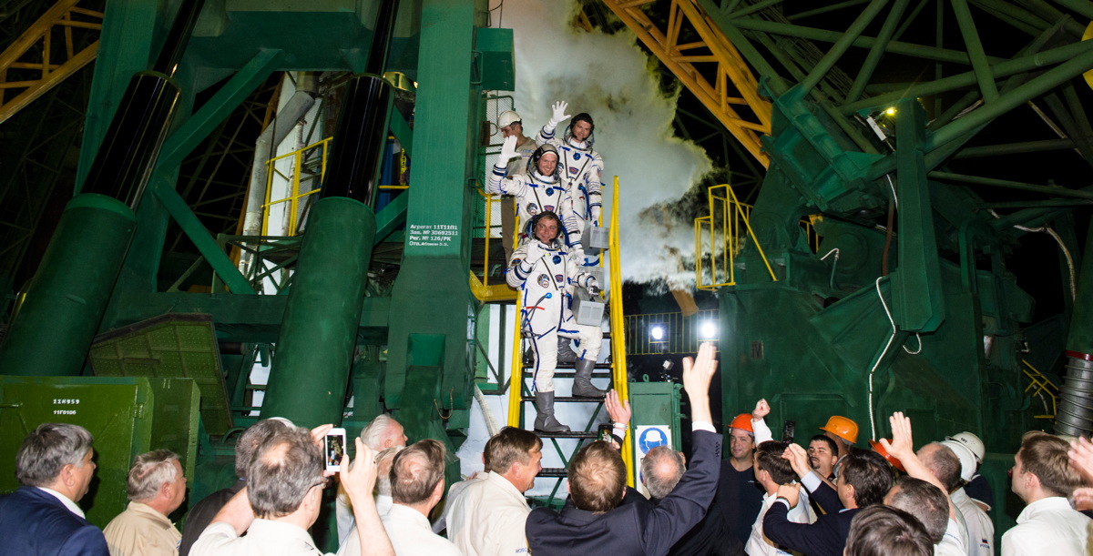 Expedition 40 Preflight Waving