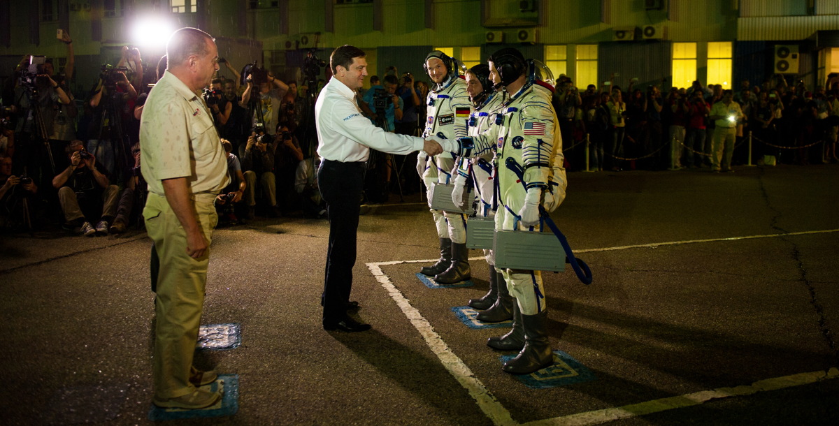 Expedition 40 Preflight Handshake
