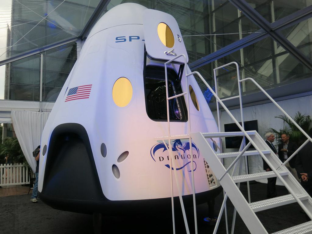 Take It to Your Leaders: SpaceX's Futuristic Dragon Spaceship Invades D.C.